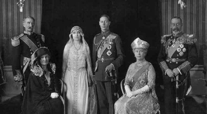 Achter de glimlach van de Queen Mother Engelse koningshuis