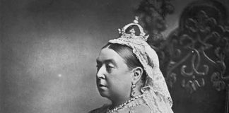 Koppelaarster koningin Victoria in kaartenhuis Europa Koning Victoria als huwelijksmakelaar