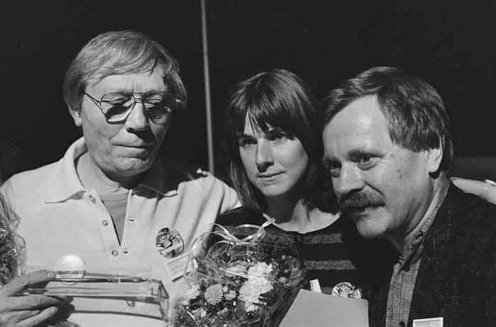 willem-wilmink-met-joke-van-leeuwen-en-max-velthuys-bij-de-uitreiking-van-de-gouden-griffel