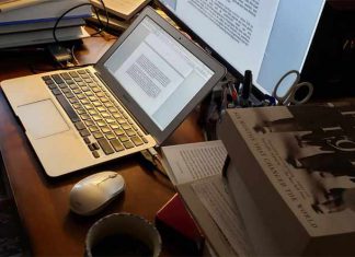 Rijden over een smal spoor maar het uitzicht is weids