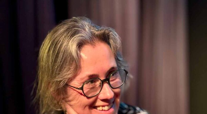 Biografie op de bühne: Esther ten Dolle over Helga Ruebsamen